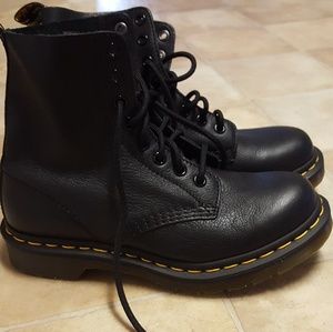 Dr. MARTEN'S women's size 6 black